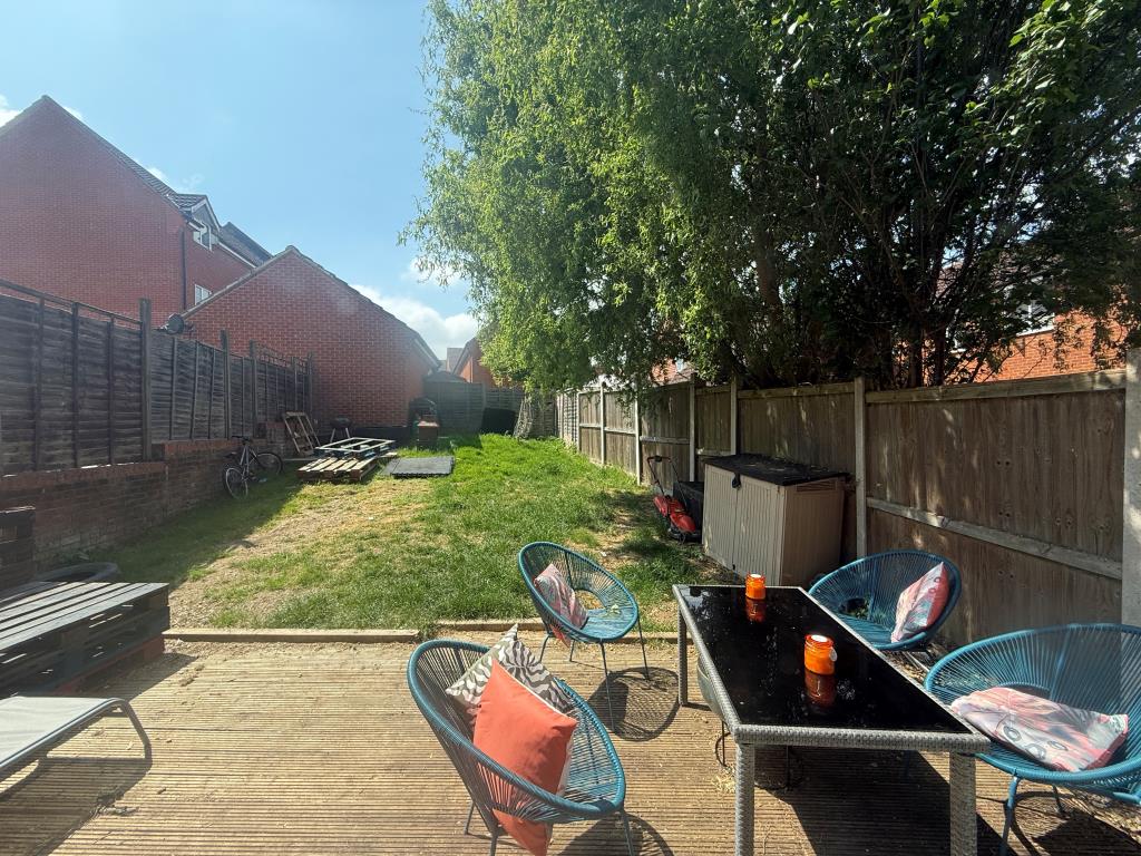 Lot: 94 - SEMI-DETACHED HOUSE FOR INVESTMENT - Rear garden